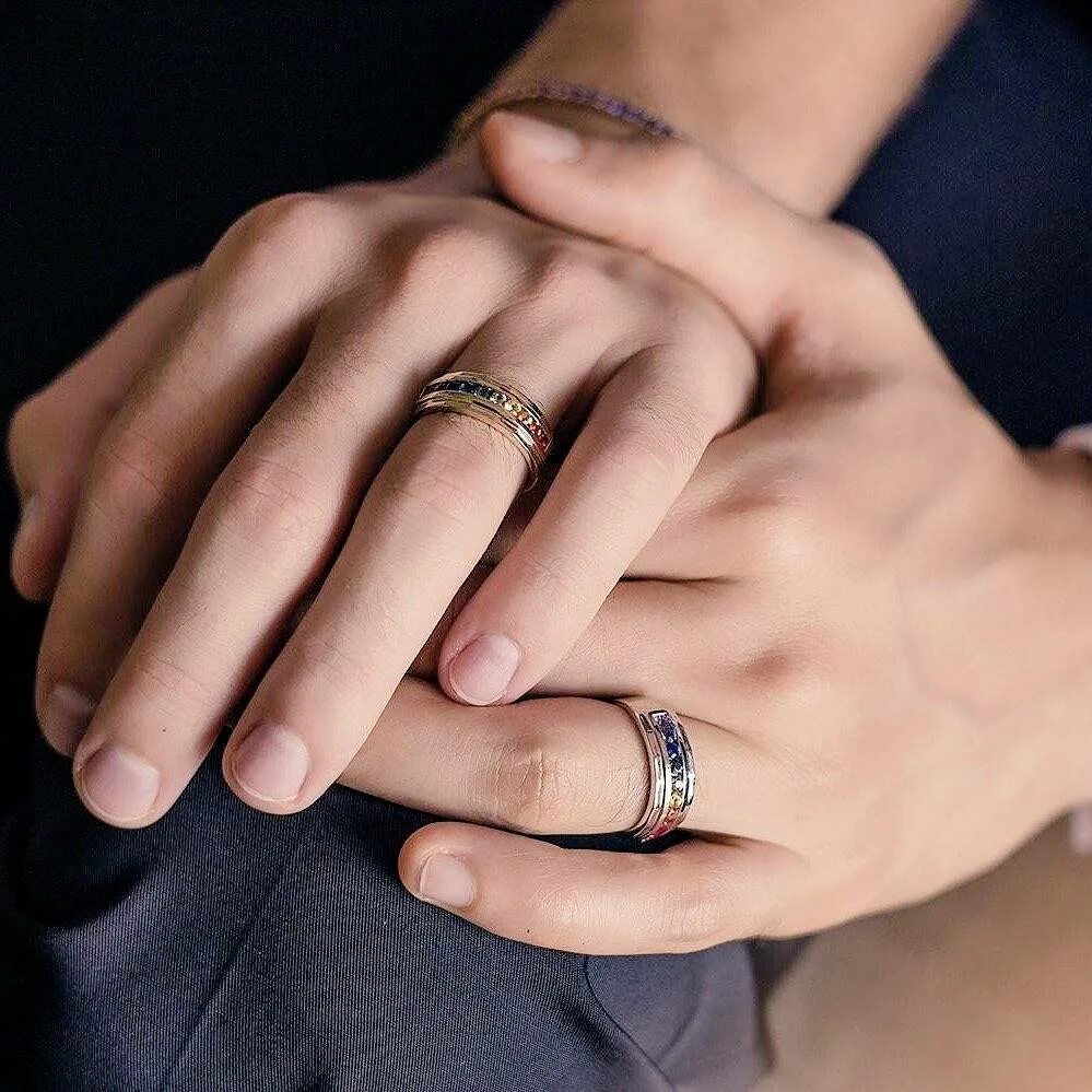 На какой руке носят армяне обручальное кольцо. Обручальное кольцо на пальце. Мужское обручальное кольцо на пальце. Мужское помолвочное кольцо. Обручальное кольцо носится.
