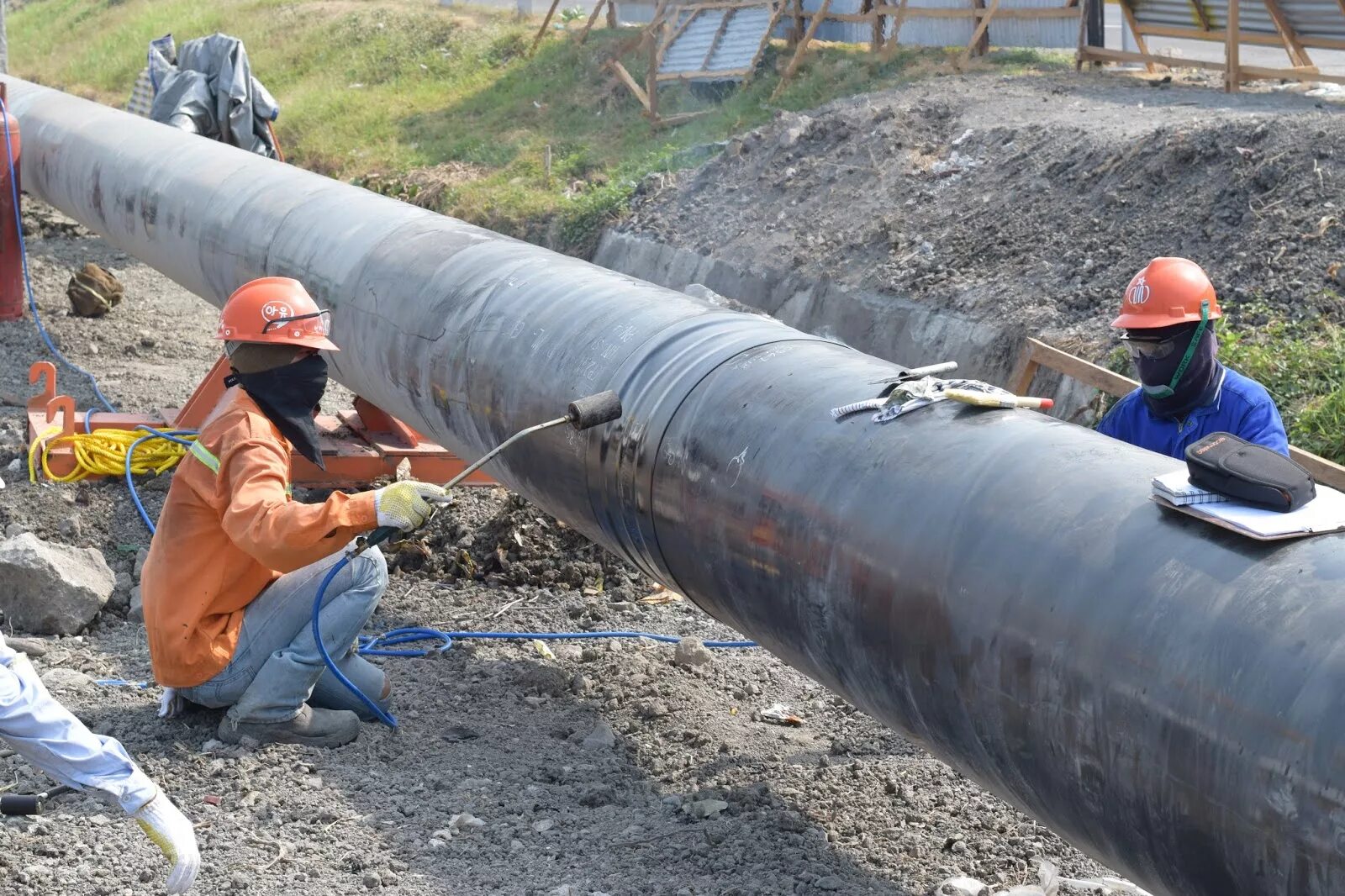 Изоляция сварных стыков трубопроводов диаметром 1200 мм. Труба газовая Магистральная диаметр 1420 с изоляцией. Гидроизоляция подземных труб 114. Труба 1420 гидроизоляция. Капитальный ремонт магистрального трубопровода