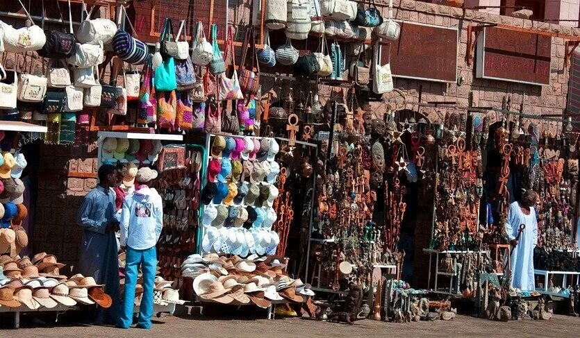 Где купить в хургаде. Египет рынок Шарм Эль. Рынок в Хургаде Египет. Шарм-Эль-Шейх рынок кожи. Сумки из Египта Шарм-Эль-Шейх.
