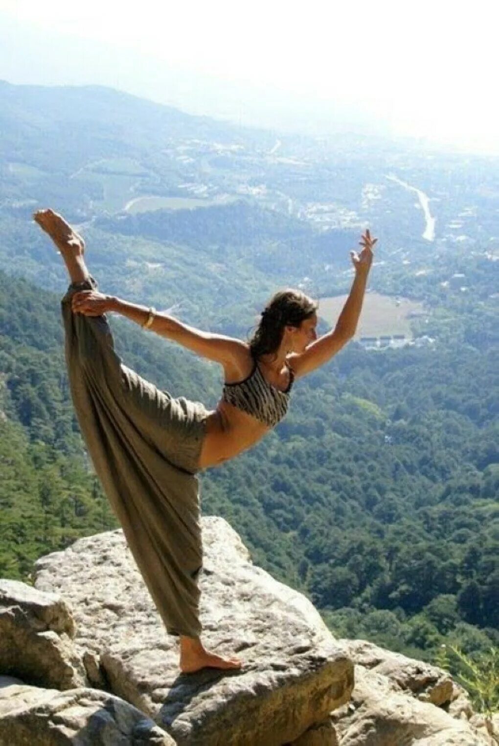 Йог в горах. Медитация в горах. Йога в горах. Девушка в горах. Девушка медитирует в горах.