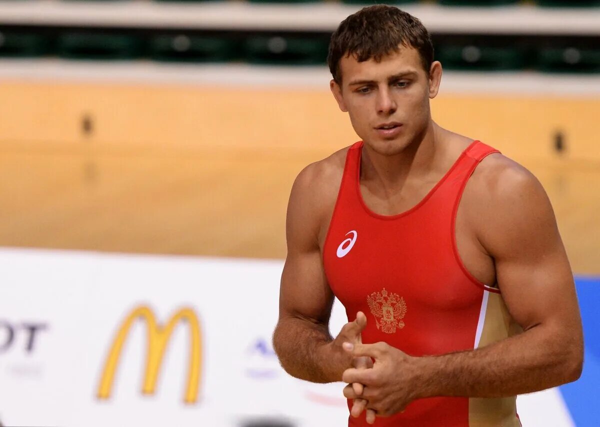 Атлетов нанес. Метание копья в легкой атлетике финляндия. Прыжок с шестом в легкой атлетике. Отрыв от соперников в беге. Метание копья в легкой атлетике.