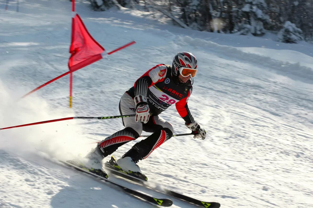 Человек на лыжах. Лыжи с горы как называется. Лыжник фрирайдер. Горнолыжный спорт. Лыжи с горы как называется.