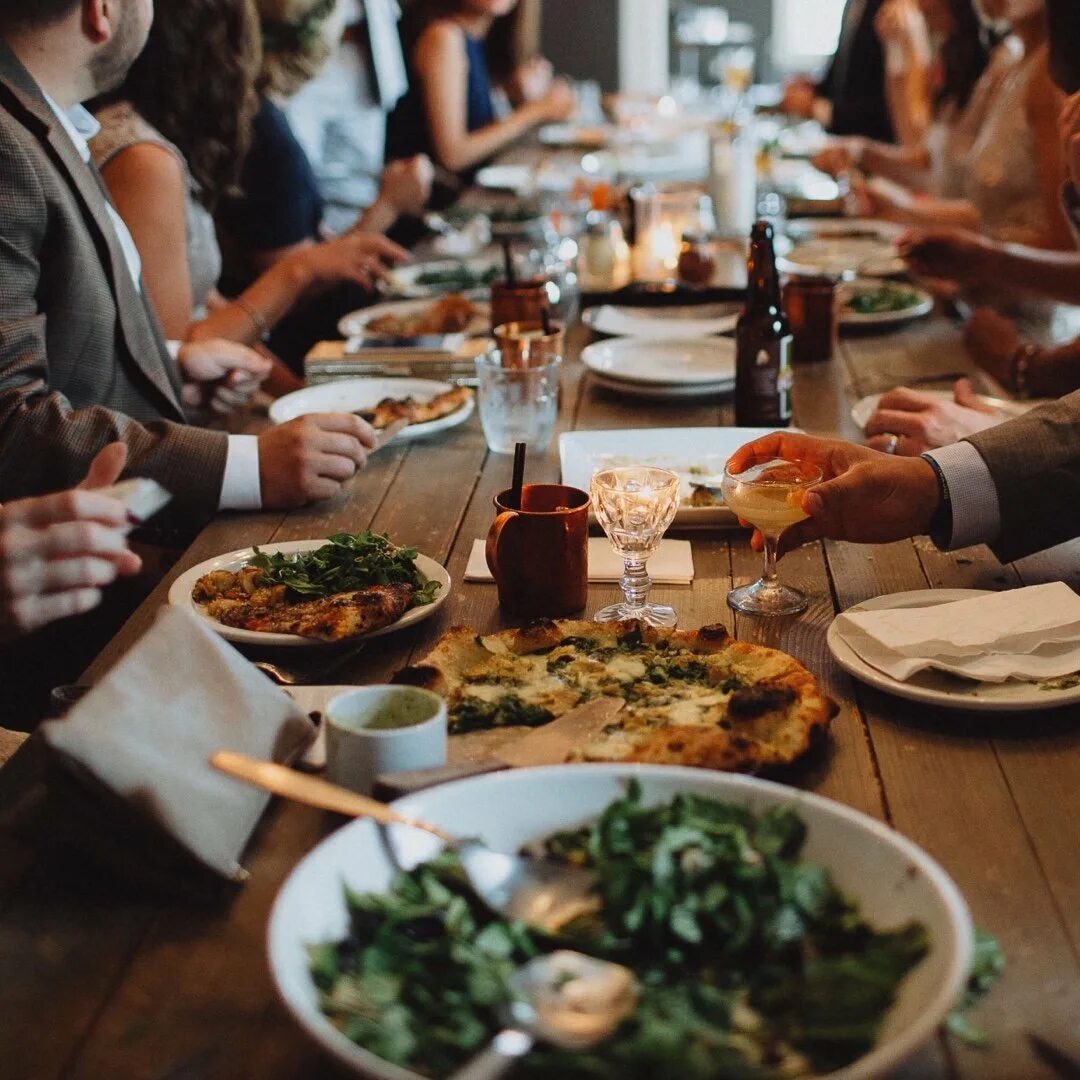 Friends dining. Испания этикет за столом. Команда ужин. Застольный этикет в Испании. Этикет немецкой кухни.