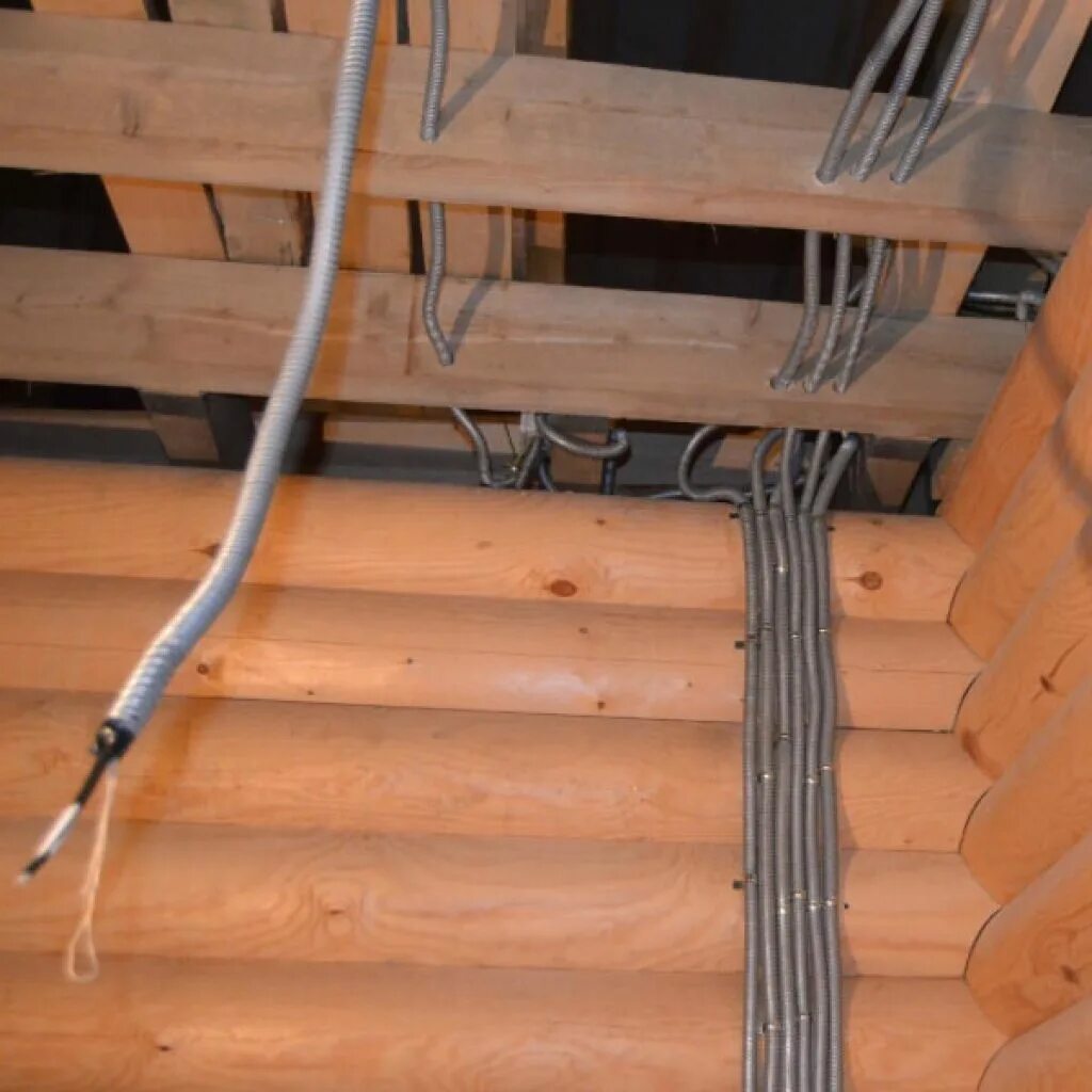 Кабель можно провести в. Электрика в деревянном доме. Провода для электропроводки в деревянном доме. Прокладка электропроводки в деревянном доме. Проводка электрики в деревянном доме.