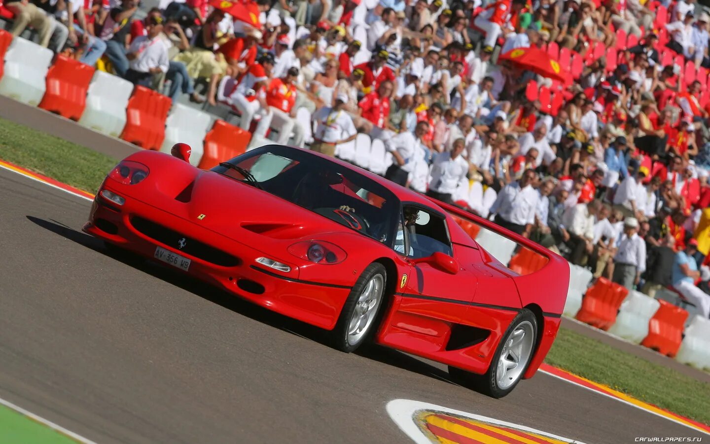 Пятидесяти машинами. Ferrari f50 1995. Ferrari f50 gt. Ferrari f40 гоночная. Ferrari f50 gt 1995.