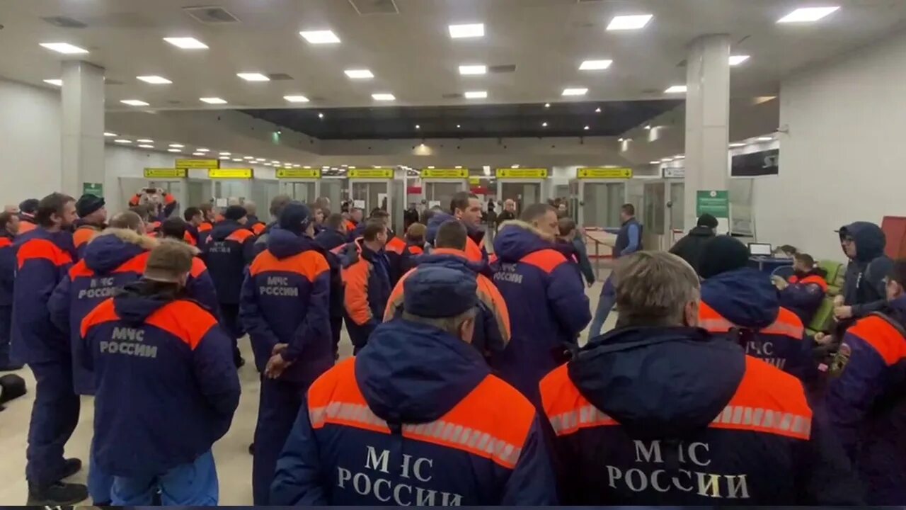 1020 от 04.12 2025 мчс. Спасатель мчс. спасатели мчс россии. форма спасателя мчс. сотрудник мчс.