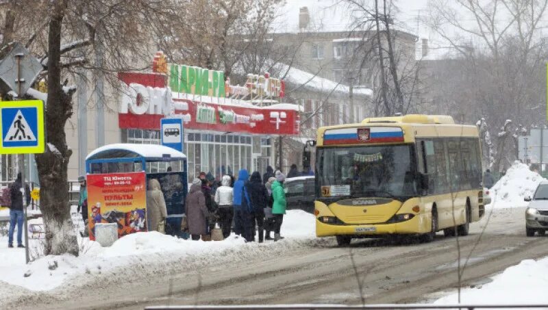 29 автобус барнаул. Автобус 57 Барнаул. Общественный транспорт Барнаул. 57 Барнаульский автобус. Трамвай Барнаул зима.