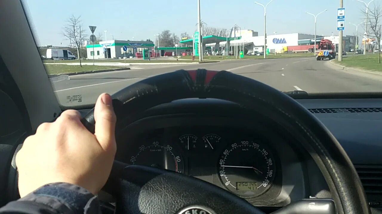 Шкода при повороте руля. Стук при повороте руля Skoda Octavia a7. Скрип при поворотах руля Ауди а5.