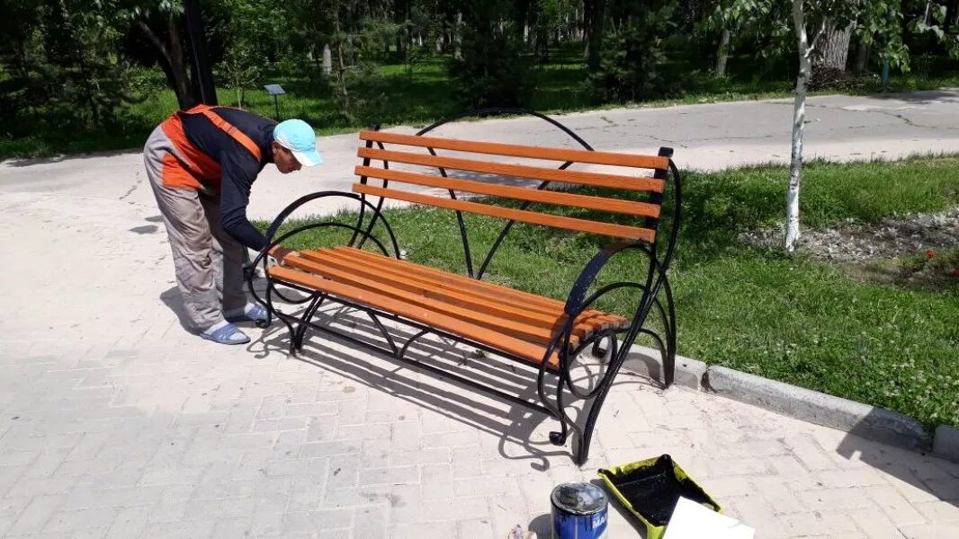 Маляр покрасил в парке 6 скамеек. Покраска скамеек в парке. скамейки для благоустройства территории. покраска лавочек в парке. скамейка жкх.