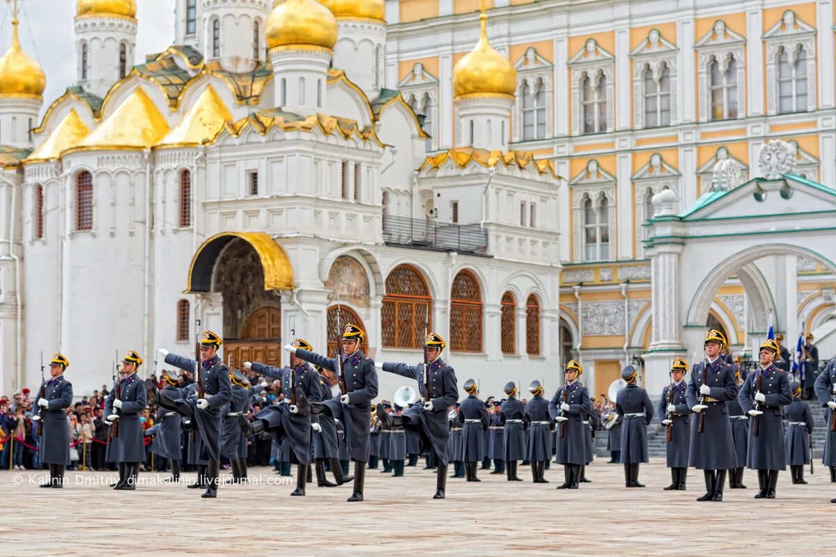 Кремль Сенат караул. Караул Кремля в Москве. Соборная площадь Московского Кремля смена караула. Парадный караул в Кремле. Как попасть в кремль на экскурсию