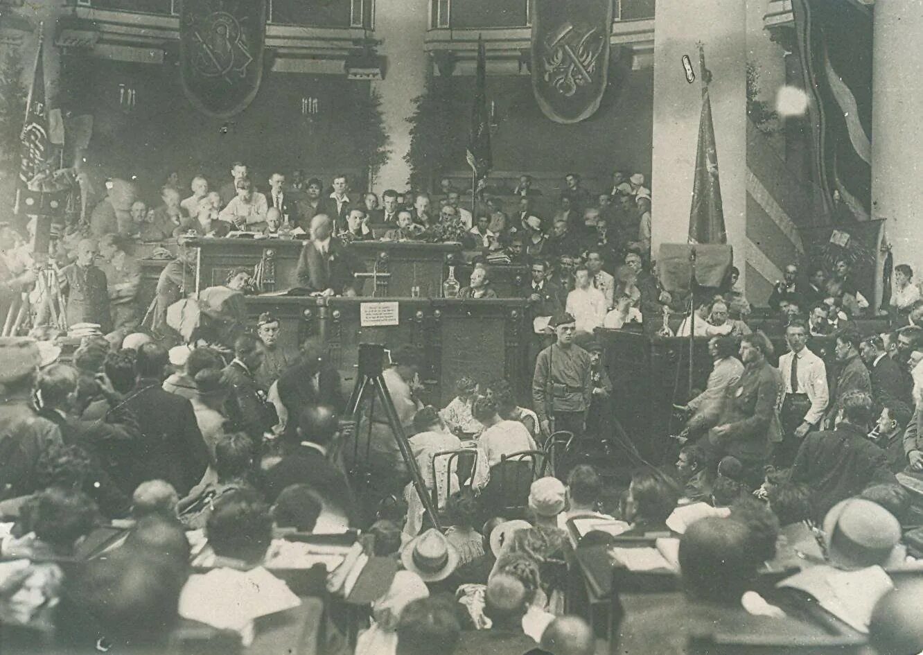 Конгресс интернационала. Второй конгресс коминтерна в 1920. Конгресс 2 интернационала. Ленин конгресс коминтерна 1920. Конгресс интернационала.