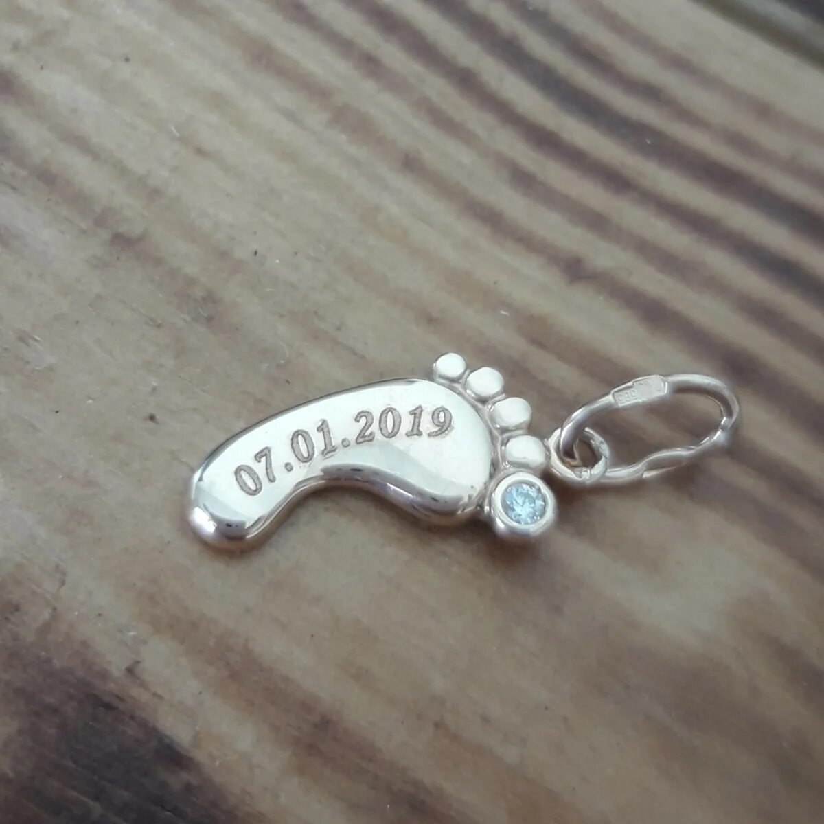 Надписи на обручальных кольцах. Лазерная гравировка на ювелирных изделиях. Лазерная гравировка на ювелирных изделиях. Гравировка на ювелирных изделиях. Гравировка внутри кольца.