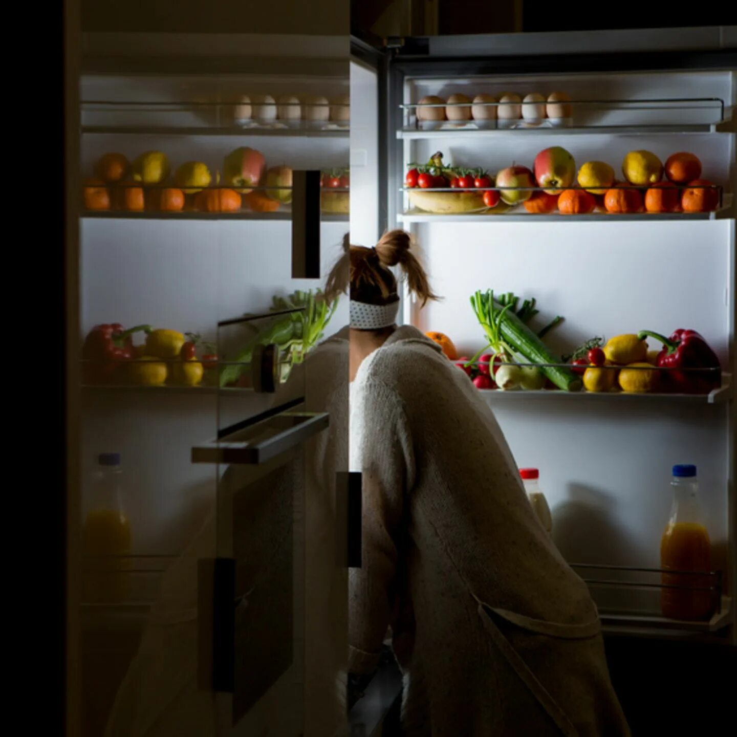 Холодильник от smeg veuve clicquot. Светящийся холодильник. Маленький светящийся холодильник. Светящийся холодильник. Ночь кухня открытый холодильник.