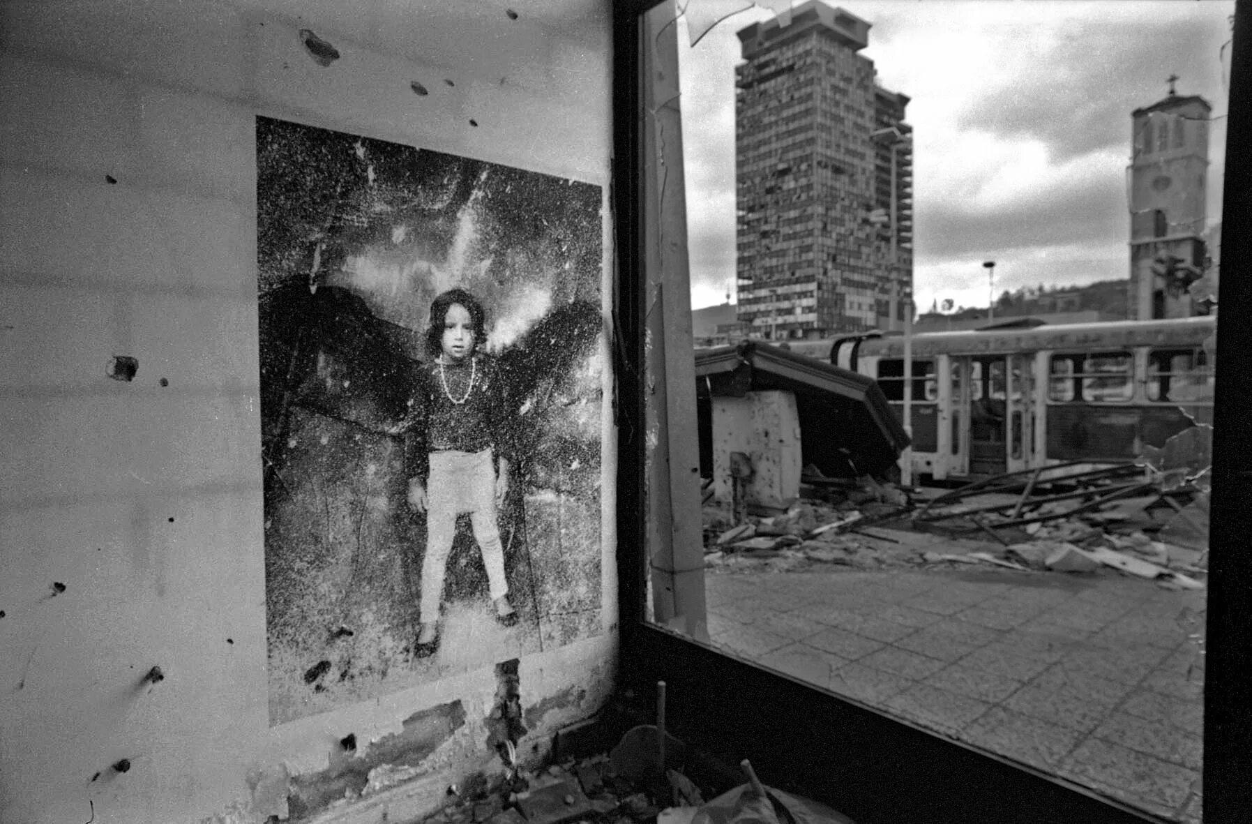 Осада сараево миротворцы. Осада сараево аллея снайперов. Сараев осада. Боснийская война осада сараево. Осада сараева.