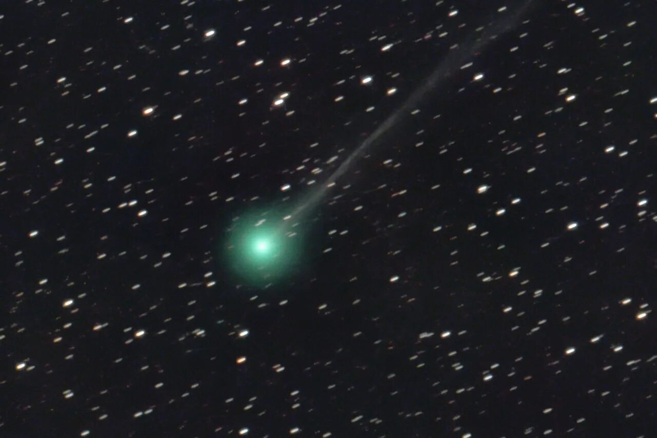 Где сегодня можно увидеть комету в россии. Комета Нисимура. 62p Комета. Комета с зеленым хвостом. Комета в космосе столкновение.