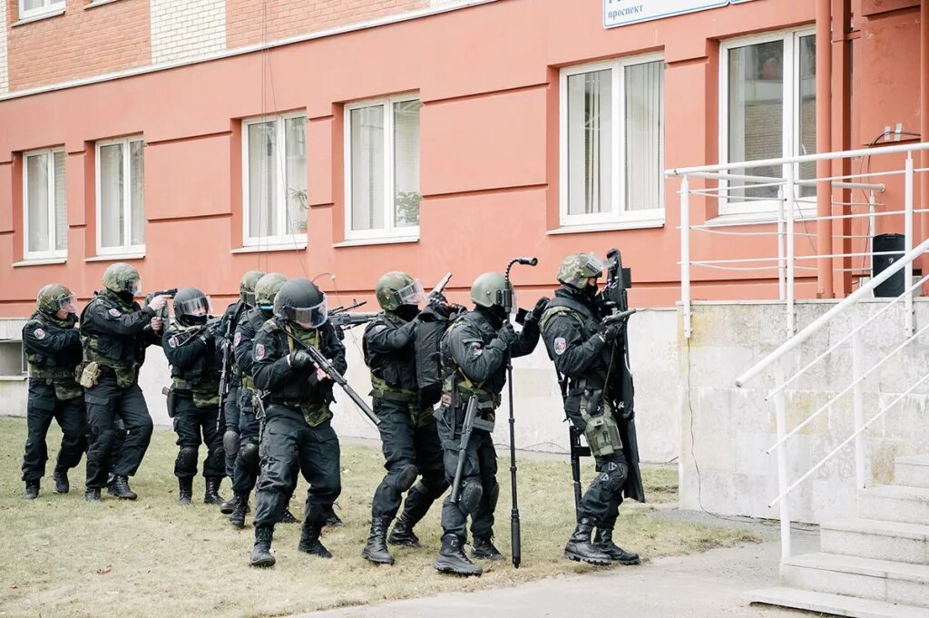 Учение вооруженное нападение. Спецназ СОБР штурм. СОБР спецназ СПБ. СОБР штурм здания. Спецназ гранит Санкт-Петербург.