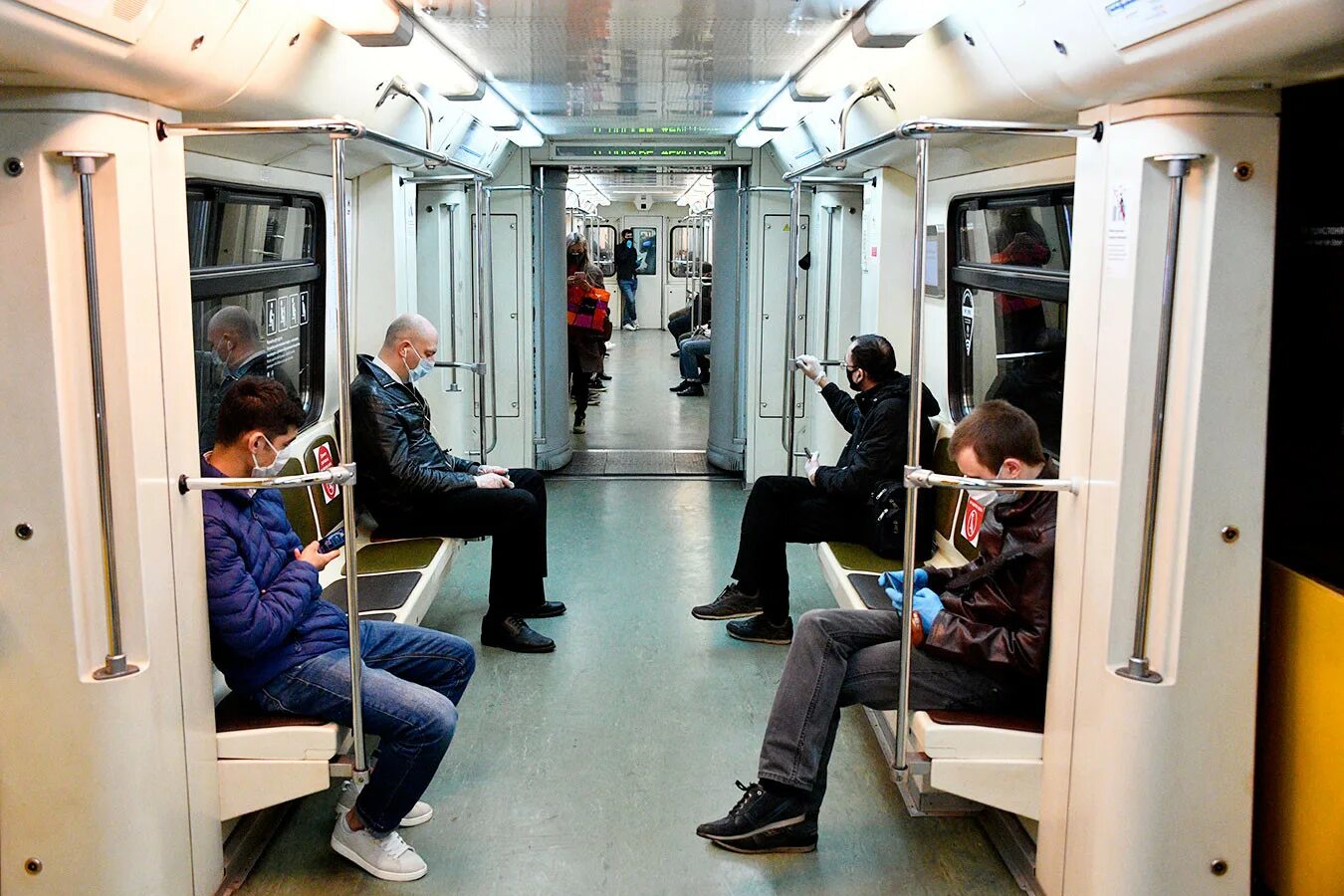 Вагон метро с людьми. Вагон метро. москва вагон метро. вагон метро внутри. люди в вагоне метро.