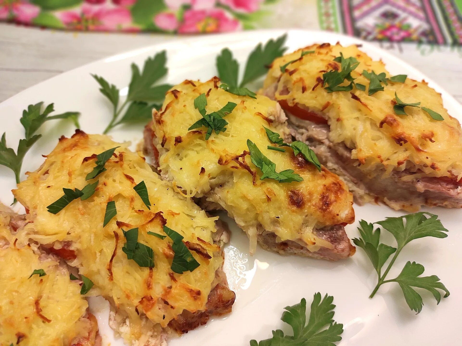 Мясо в картофельной шубке. Свинина под картофельной шубой. Свинина под картофельной шубой. Мясо под шубой с картошкой. Свинина под шубой в духовке.