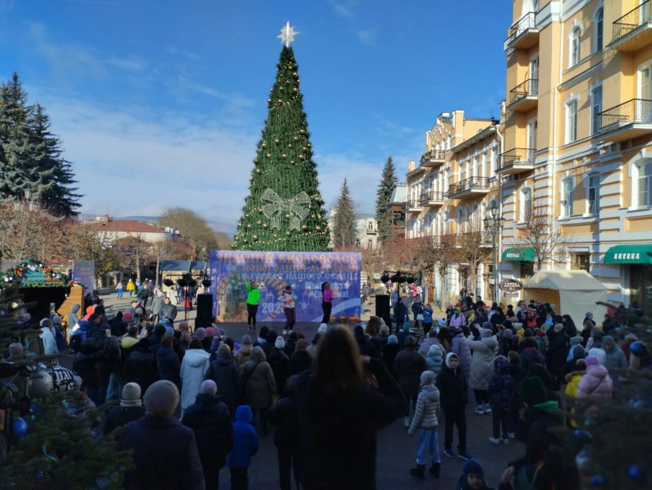 Елка в кисловодске 2022. Кисловодск зимой. Новогодний кисловодск. Кисловодск 2023. Новогодняя елка кисловодск кисловодск.