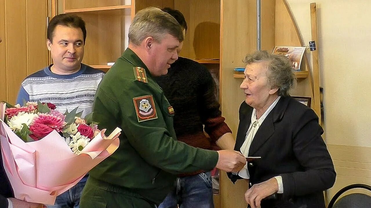 Волжский военкомат самарской. Военкомат Волжский. Вручение медалей погибшим в сво в Селецкой школе.