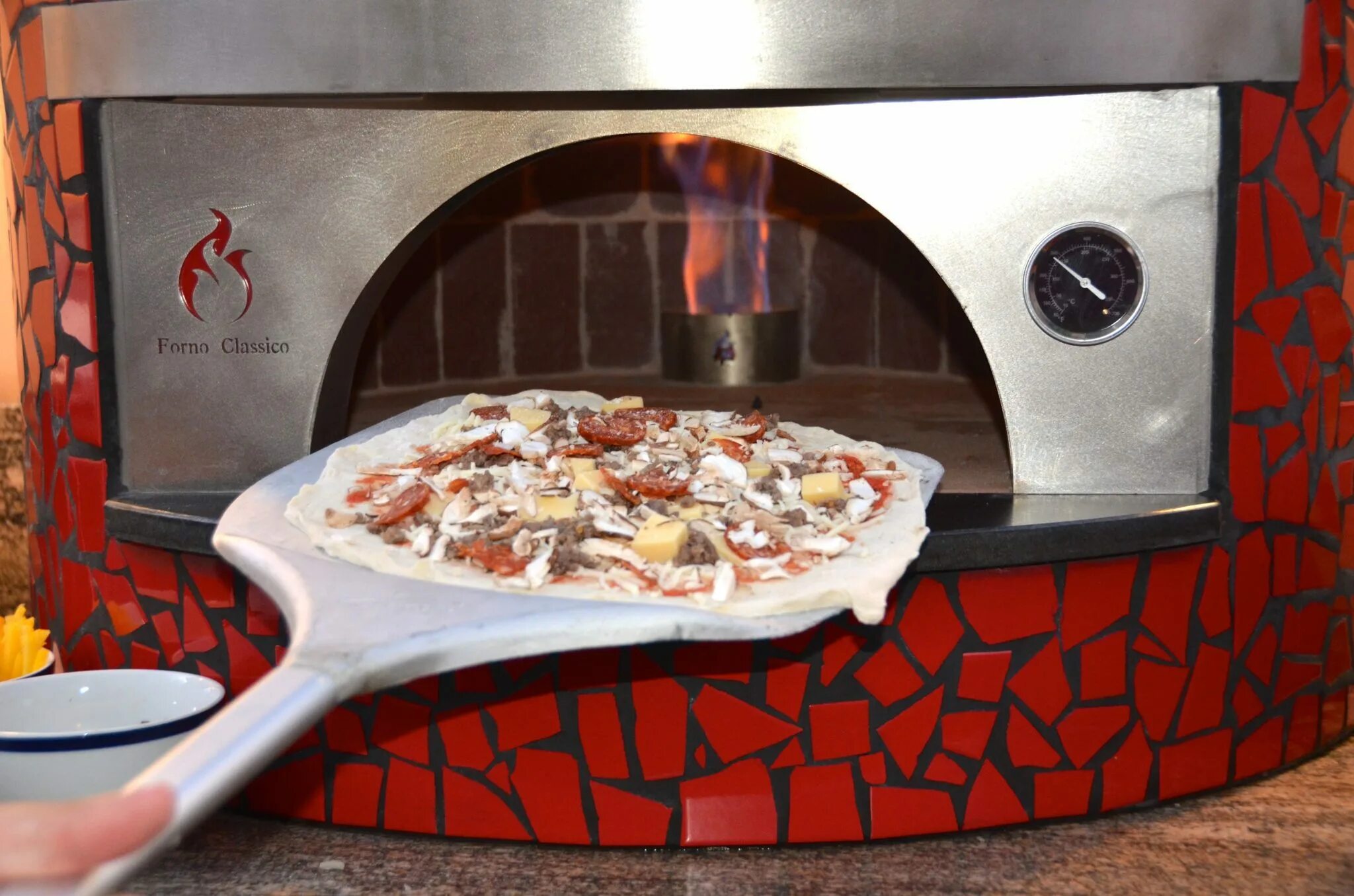 Печь под пиццу. Печь для пиццы. Печь для пиццы на дровах. Пицца из печи. Реклама печи для пиццы.