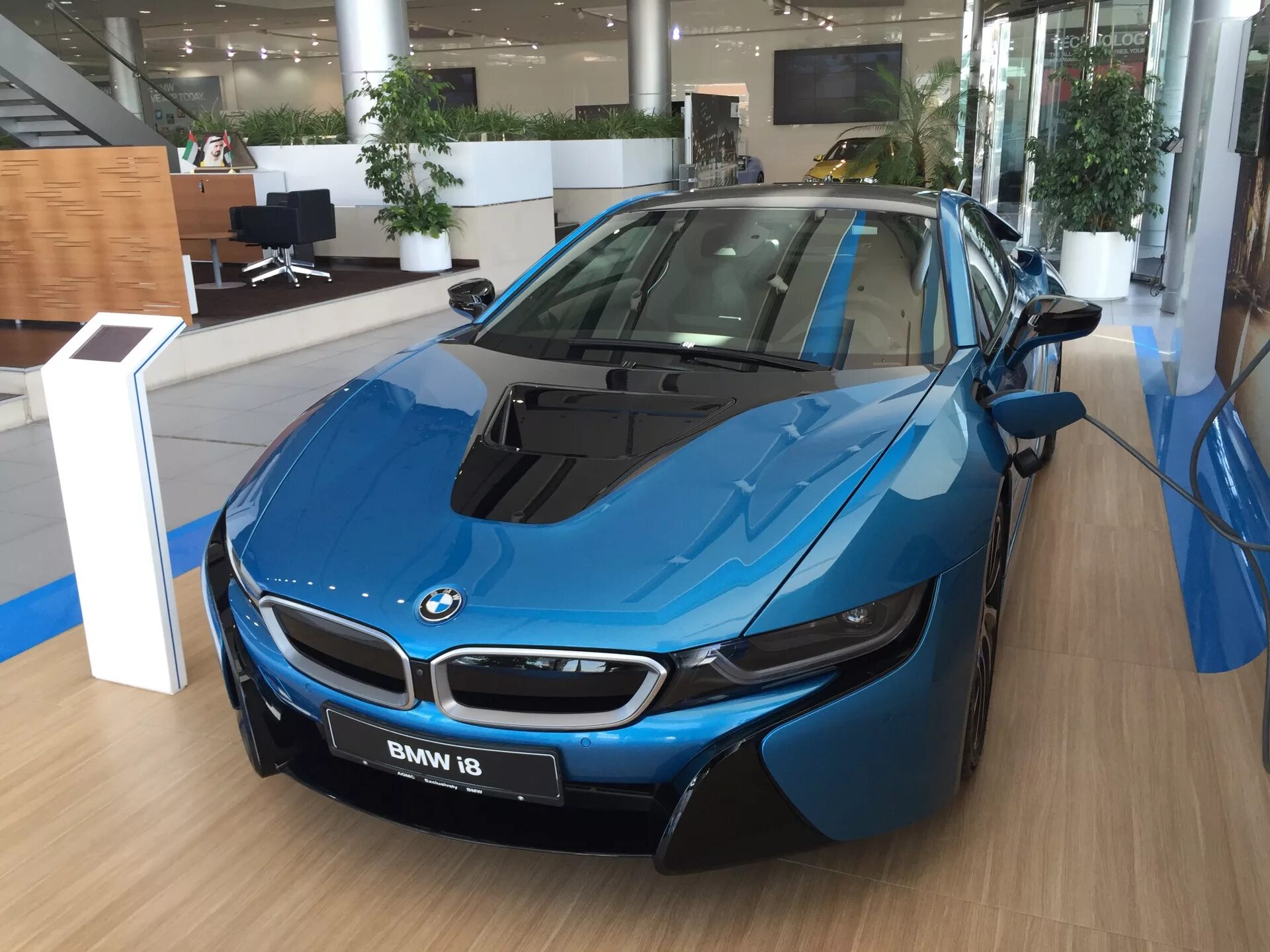 BMW i10 зеленая. BMW i8 в Санкт-Петербурге. БМВ автосалон n1. BMW i7 CS. Купить авто бмв москва