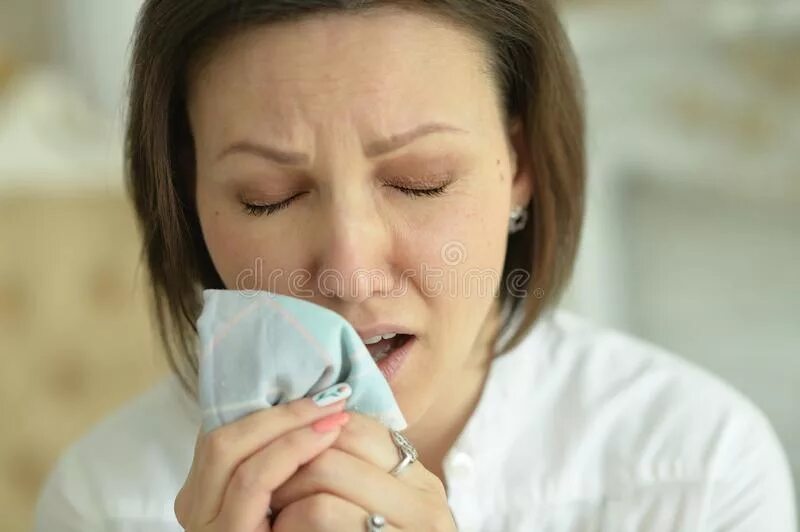 Болеющий человек плачет. Простывший человек. Досада мужчины. Пациент плачет. Болеющий человек плачет.