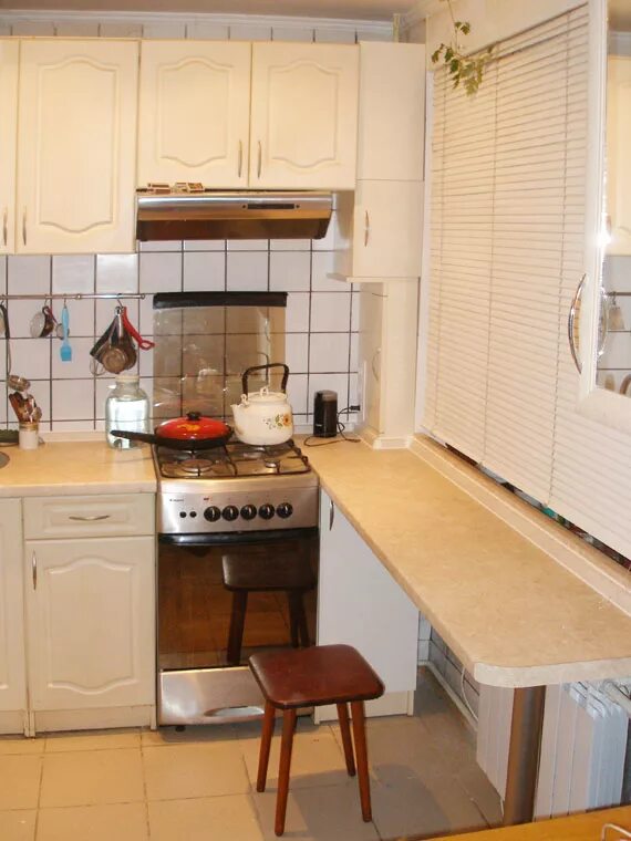 Интерьер кухни с коричневой мебелью. Кухня фор. Девочки покажите свои кухни. Современная кухня с островом. Кухня гостиная с островом планировка.