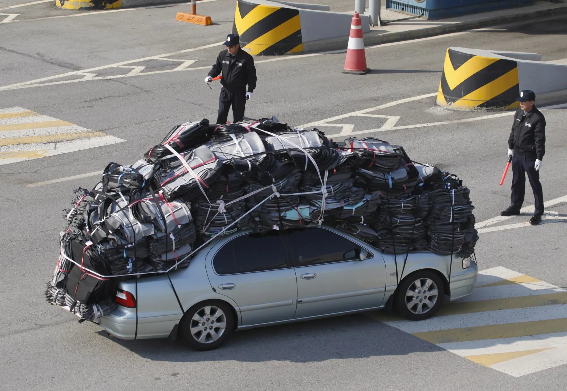 Машина с грузом на крыше. Найти загрузку на машину. Найти загрузку на машину. Нагруженная машина. Перегруженная машина.