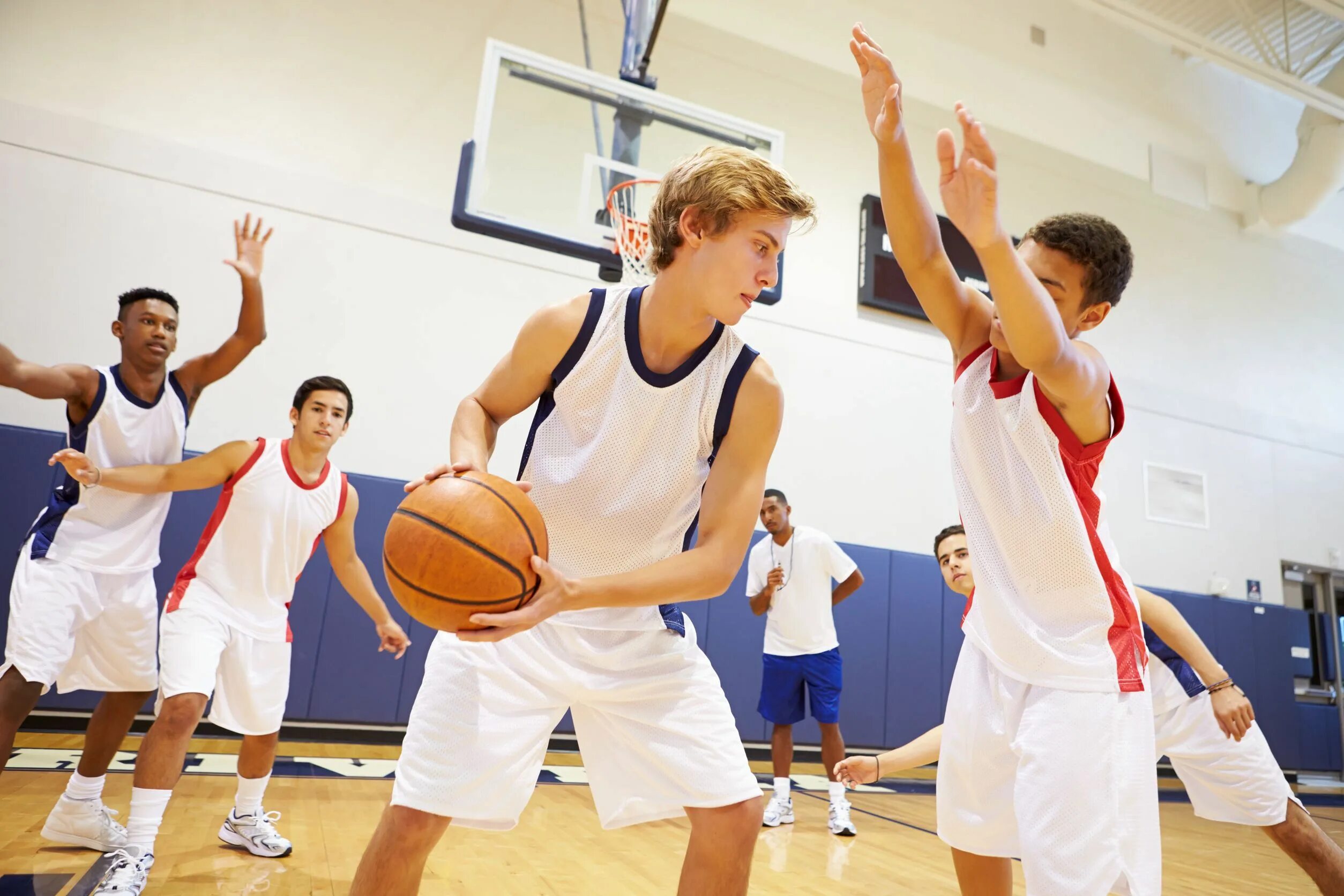 Do a team sport. Баскетбол в школе. Баскетбол школьники. Баскетбол дети.