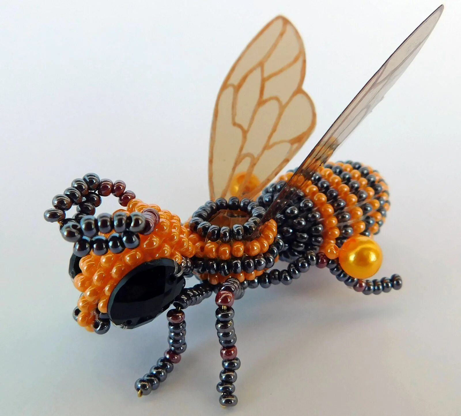брошка пчелка из бисера. статуэтки из бисера. пчелка из бисера. брошь пчелка из бисера. насекомые из бисера объемные.