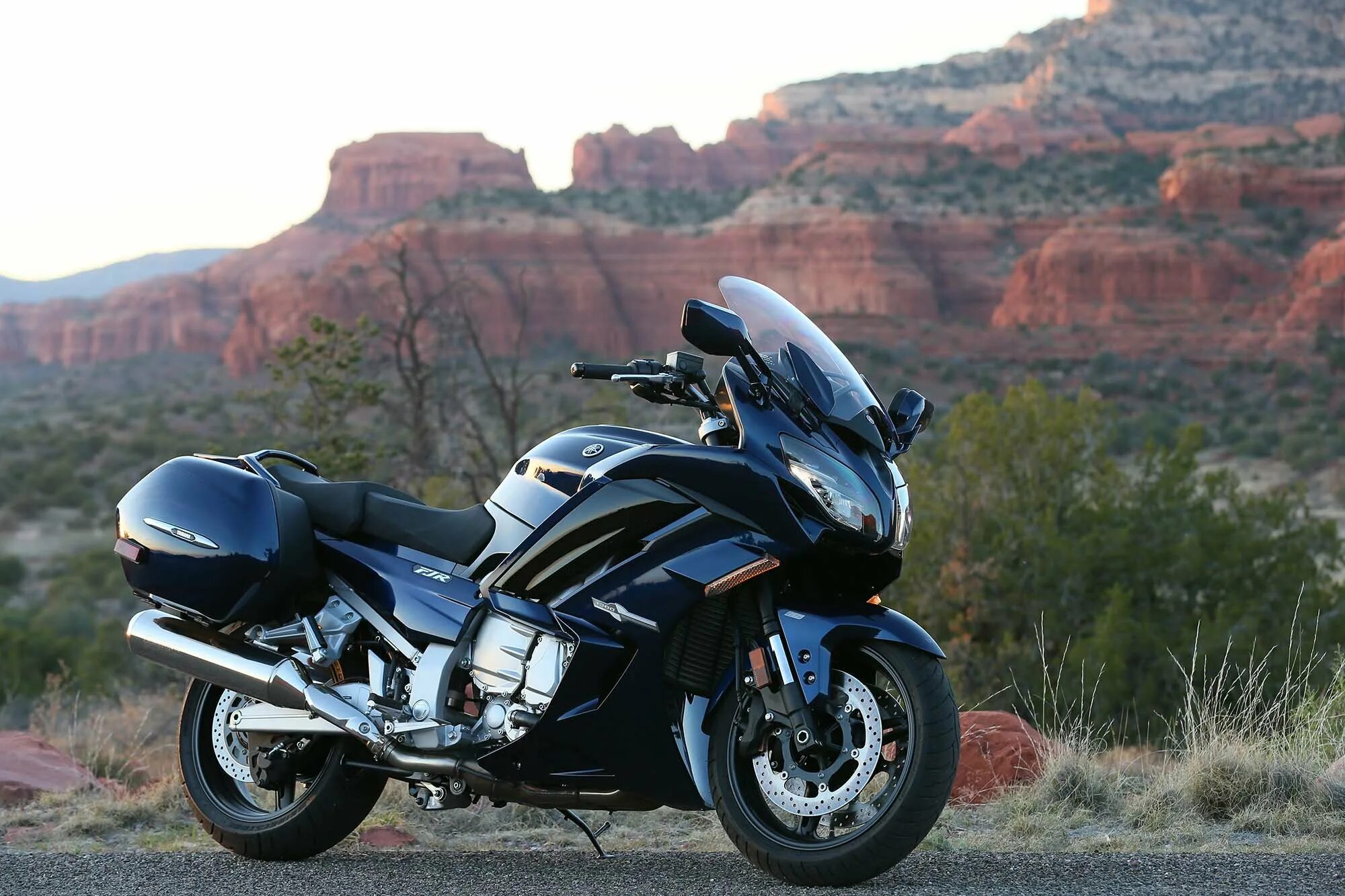 Honda gold wing 1800 белая. Ямаха fjr 1300. Хонда спорт турист 1300. Victory cross country. Fgr yamaha fjr.