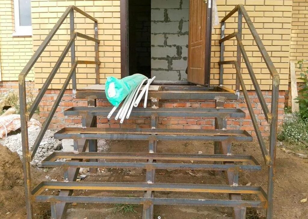 Лестницы на металлическом каркасе на улицу