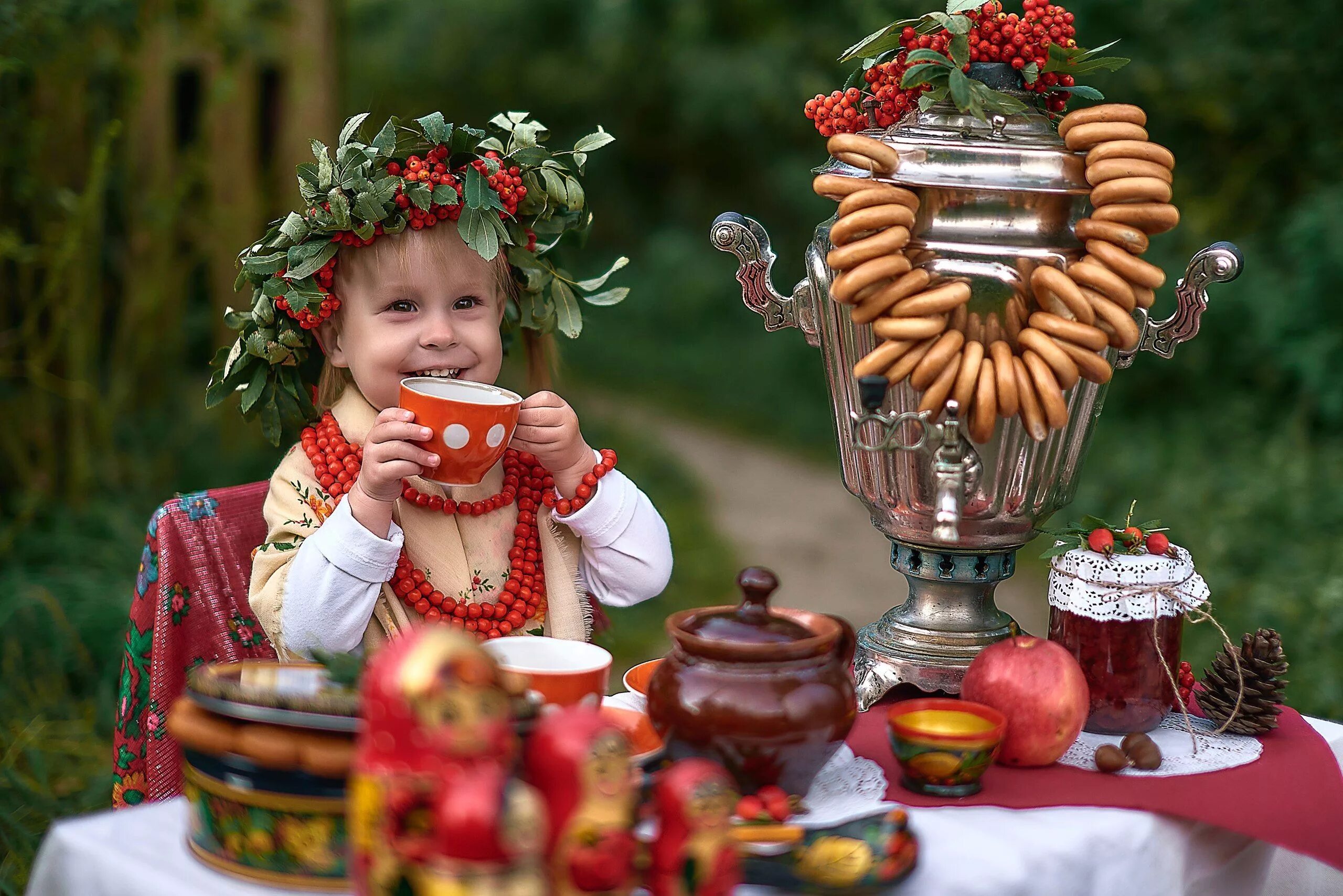 Девушка с самоваром