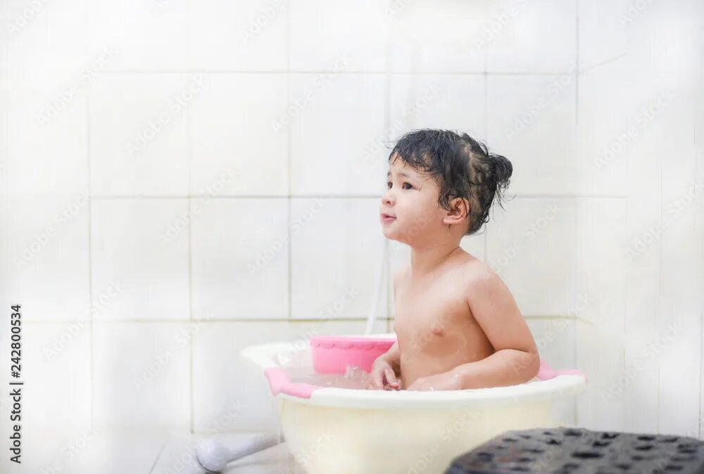 В ванной рассказы читать. Девочки 2 года моются. девочка bath time pee. азиатская семья моется в ванной.