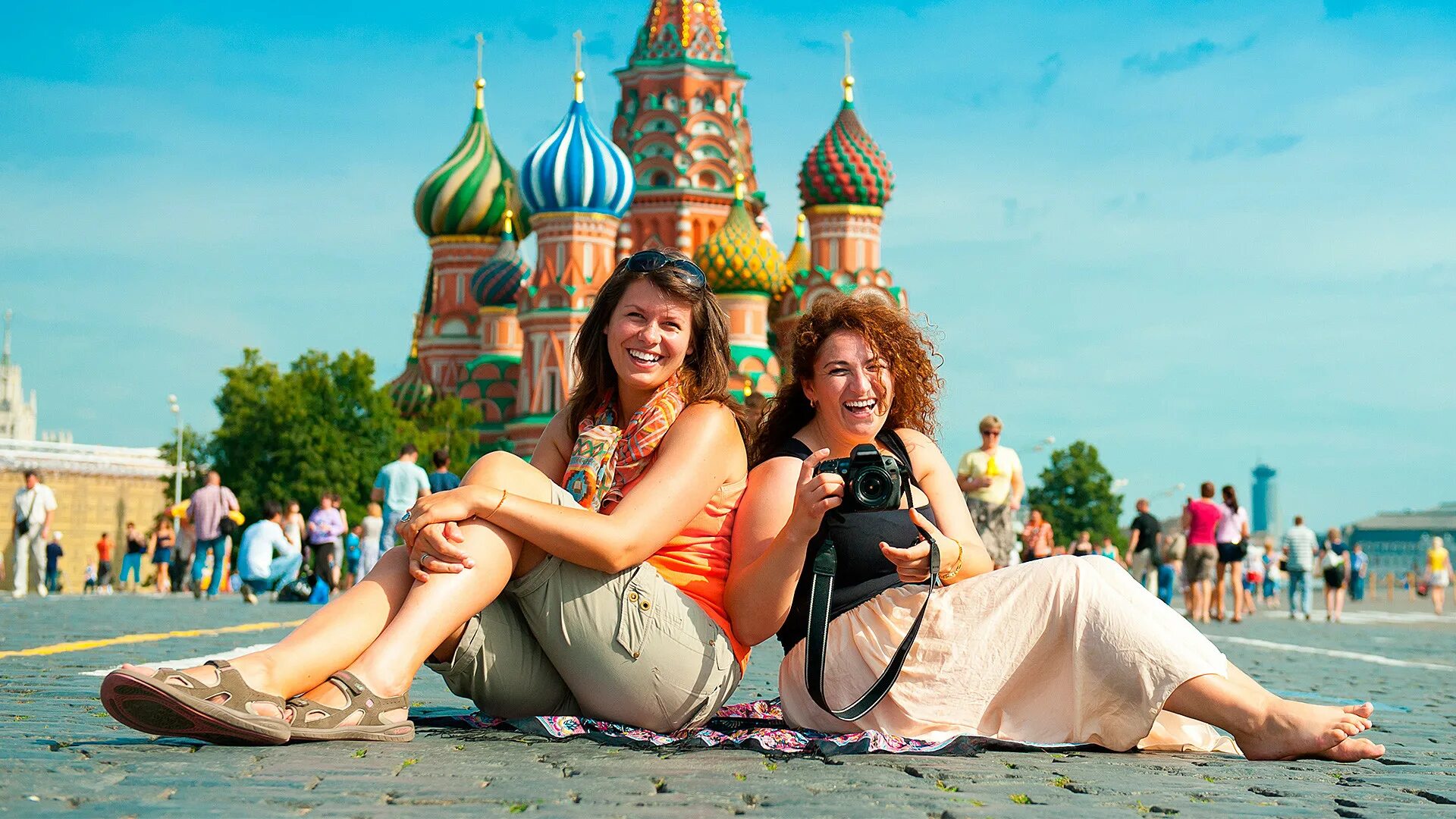 Туристы в Москве. Путешествие по городу. Москва люди. Американские туристы в России.