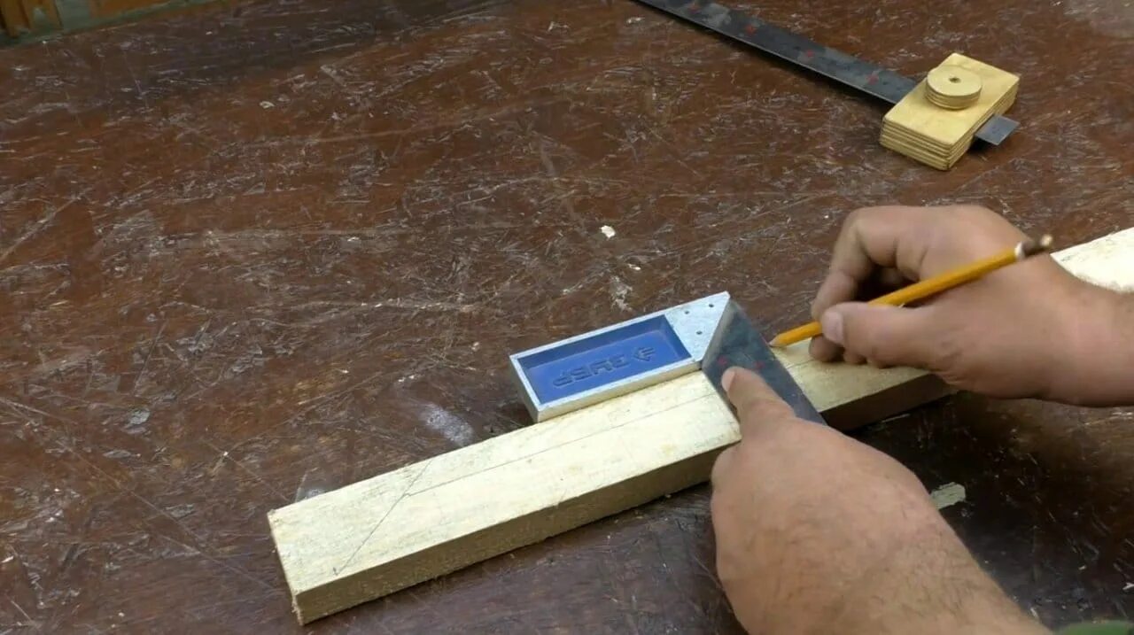 Как изготовляют доски. Необрезная доска на полу. Как изготовляют доски. Деревянная доска для склейки. Приспособление для распиловки бревен stihl.