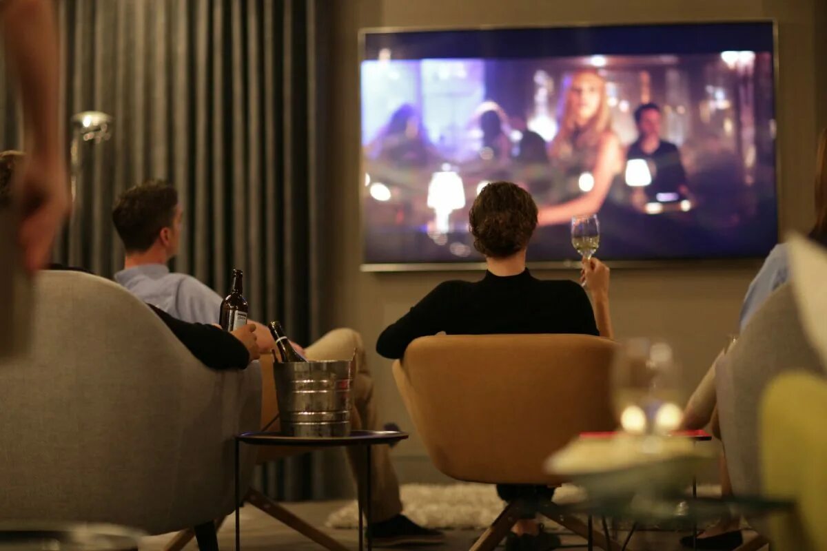 Уличный кинотеатр. Церемония оскар джордж клуни. Маленький уличный кинотеатр. Тхт 2021 группа. Screen gems logo.