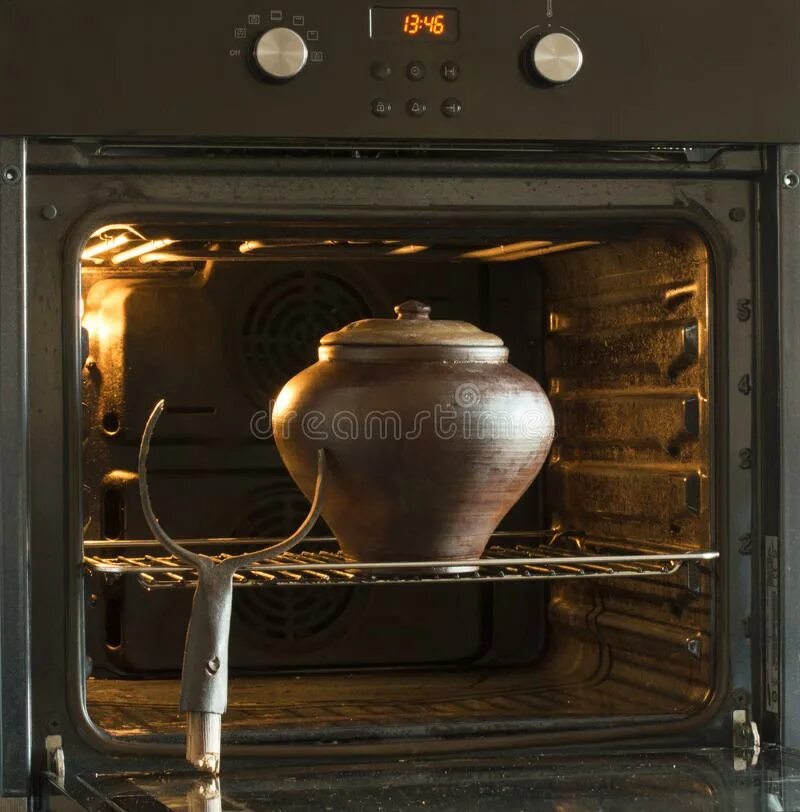 горшочки в холодную или горячую духовку. горшочки стоят в духовке. жаркое в глиняном горшке. русский суп в горшке. электрической духовке горшок.