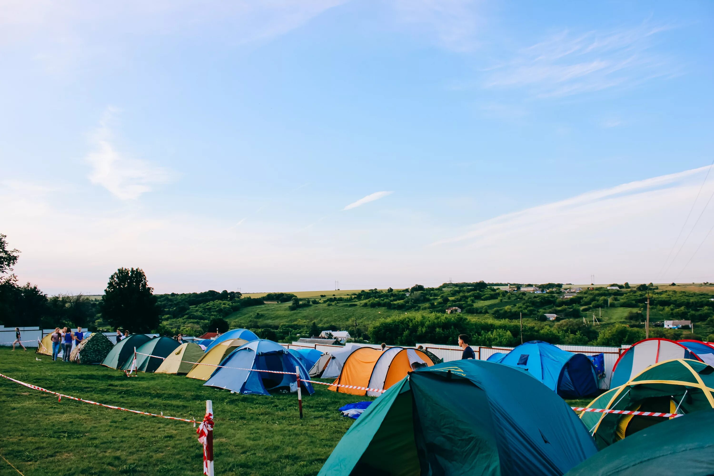 Палаточный лагерь. Палаточный кемпинг. Палаточный городок. Палаточный лагерь для детей.
