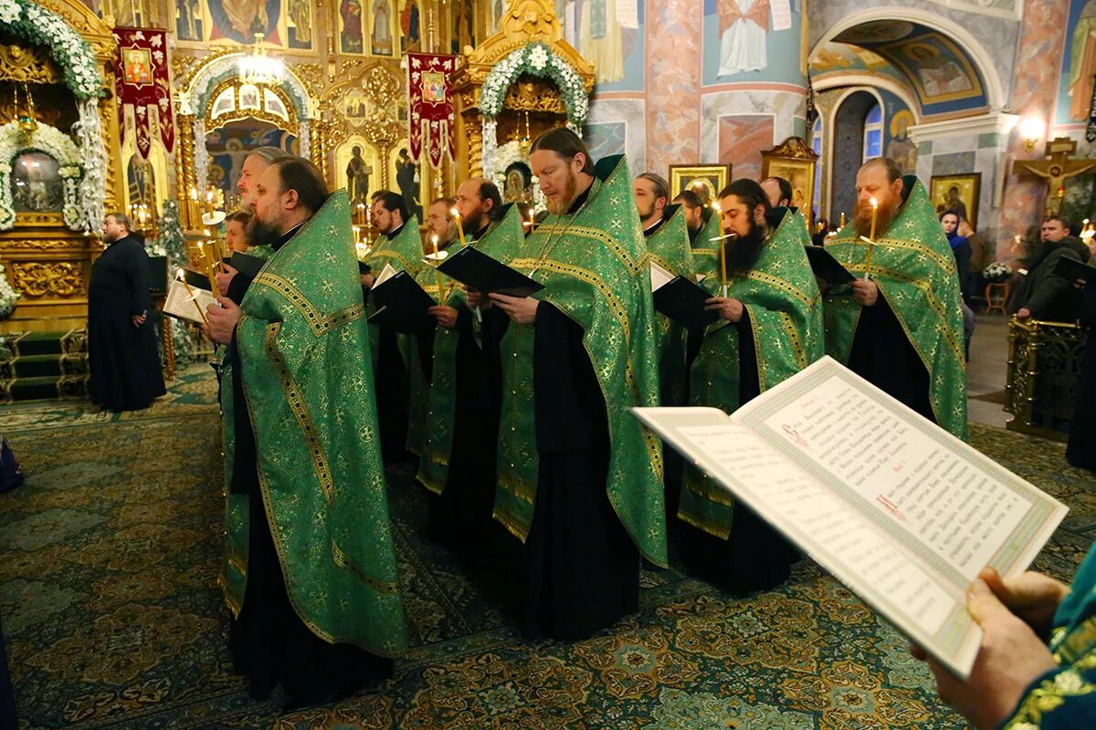 Православную службу вечернюю. Церковная служба. Церковное богослужение. Вечерняя служба в православной церкви.