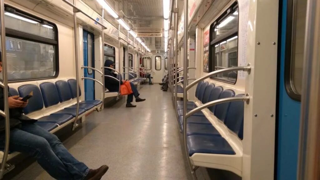 Почему плохо в метро. Метро смоленск. киевский метрополитен. метро киева поезда. киевское метро поезда.