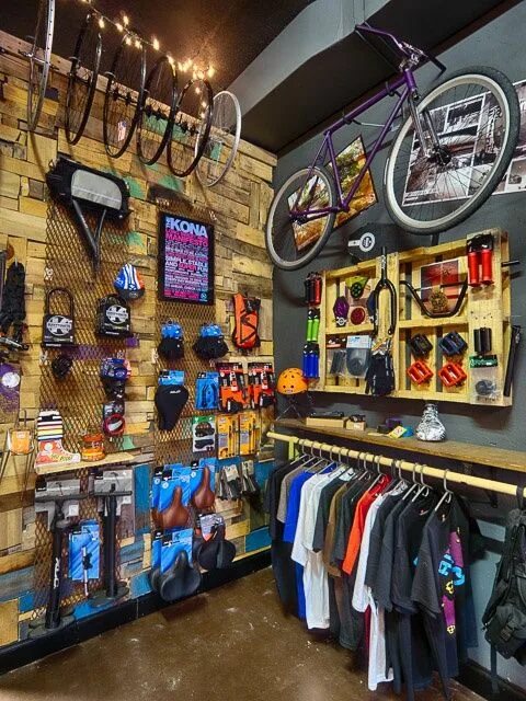 Ride bike shop. Магазин интерьера гараж. выкладка веломагазин. магазин ride. пацанская комната с велосипедом.