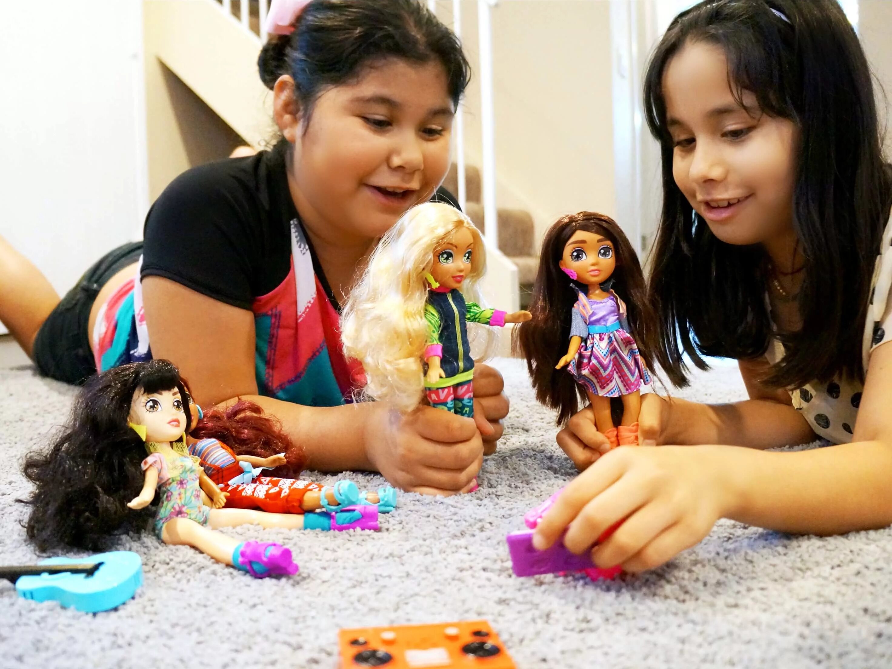 Куклы для девочек. Игрушки для девочек 10 лет. Дети играющие с куклами. Игра в куклы.