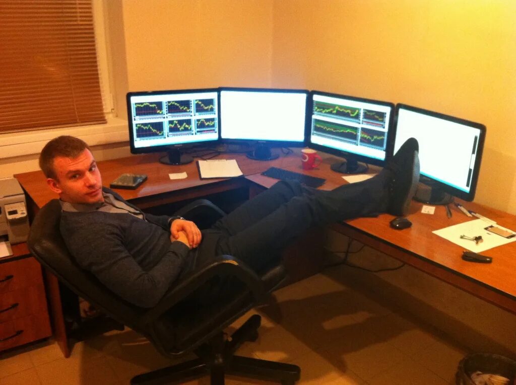 Экран трейдера. Компьютерный стол трейдера. Стол трейдера. Стол для трейдинга. Рабочее место трейдерицы.