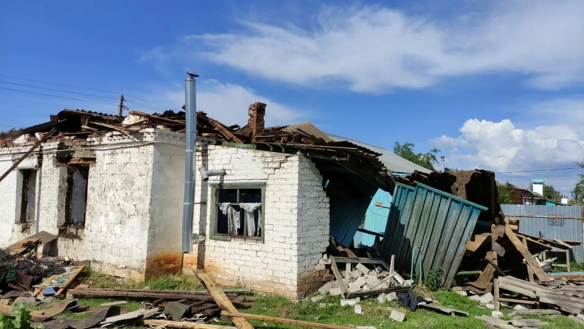 Татарстан взрыв сегодня новости. Разрушенный частный дом. Взрыв газа в частном доме. Взрыв газового баллона в частном доме. Старые Карамалы Муслюмовский район.