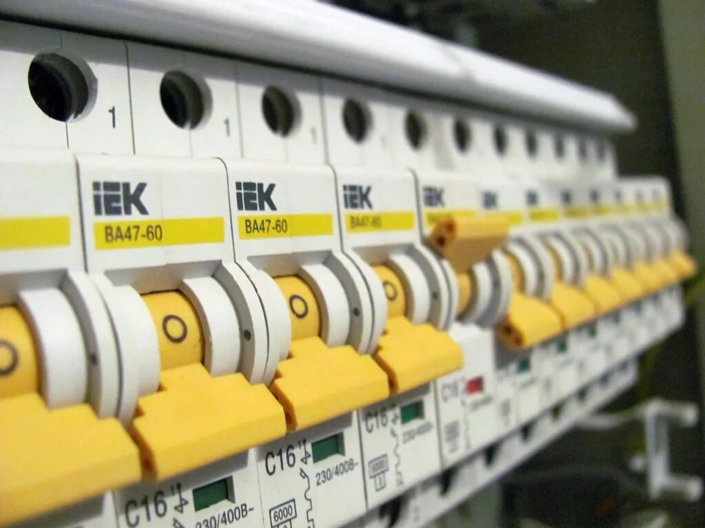 Иэк сайт. .iek автоматы иэк. стенд автоматов электрических iek. низковольтное оборудование. модульное оборудование.
