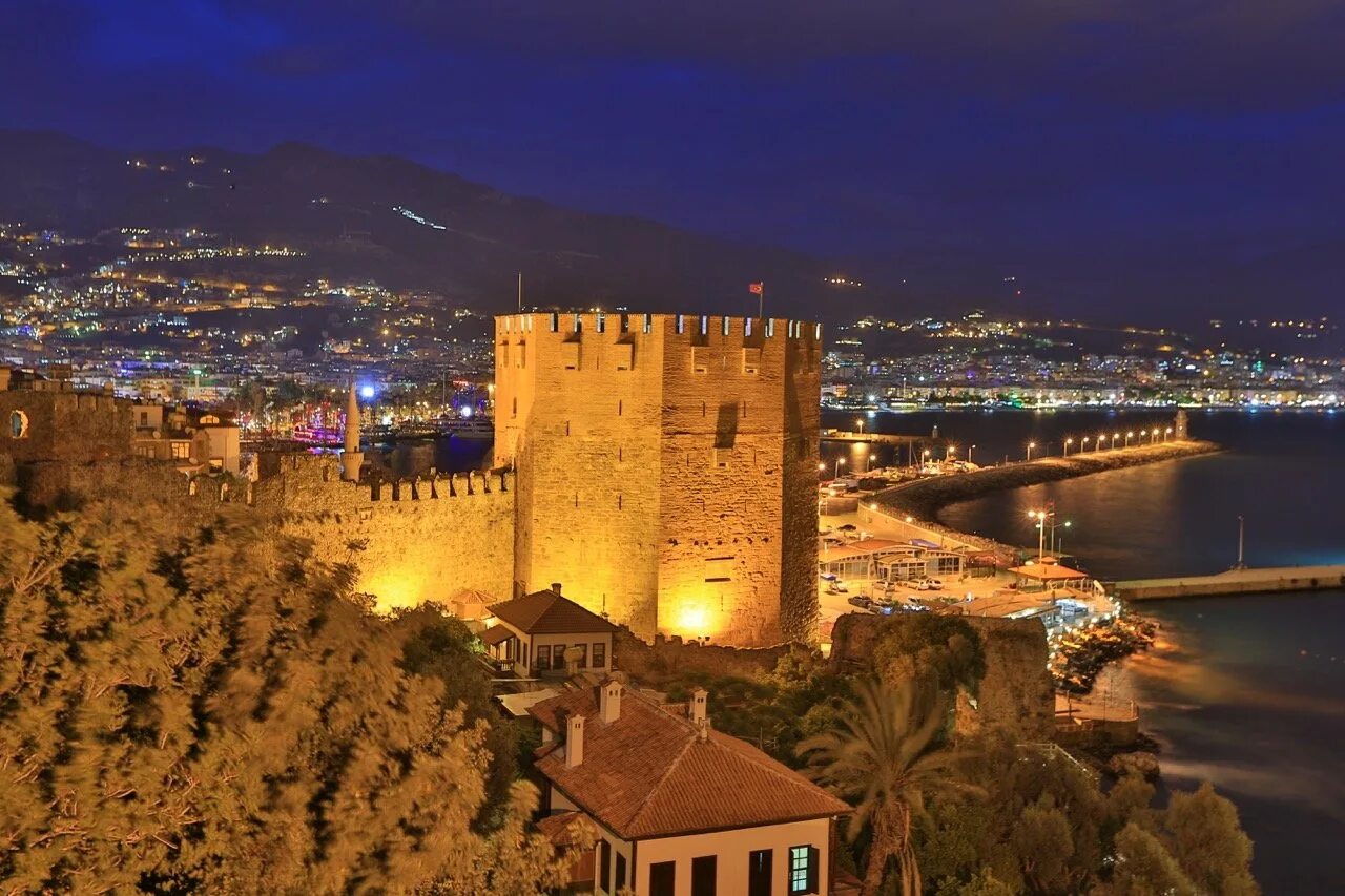 Крепость в алании. Крепость аланьи аланья. турция alanya kalesi. крепость аланьи замки турции. аланья крепость ночью.