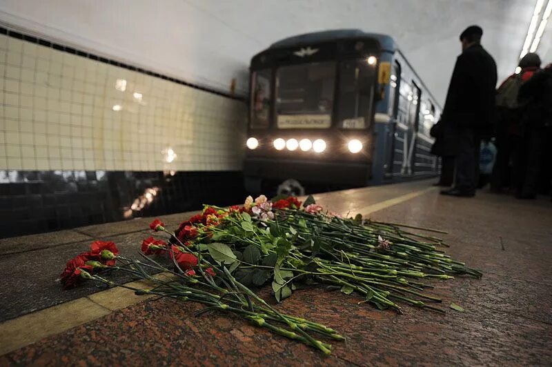 Теракт в Санкт-Петербурге в метро 2017. Теракт в метро Москва 2010. Сколько дней траур после теракта