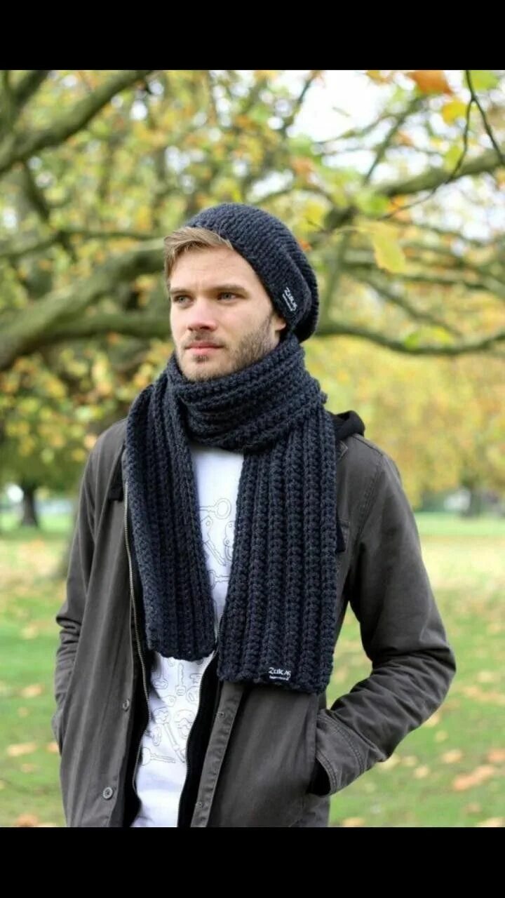 Мужской шарф спицами. Шарф мужской. Шарф мужской. Мужчина в шарфе. Шарф мужской.